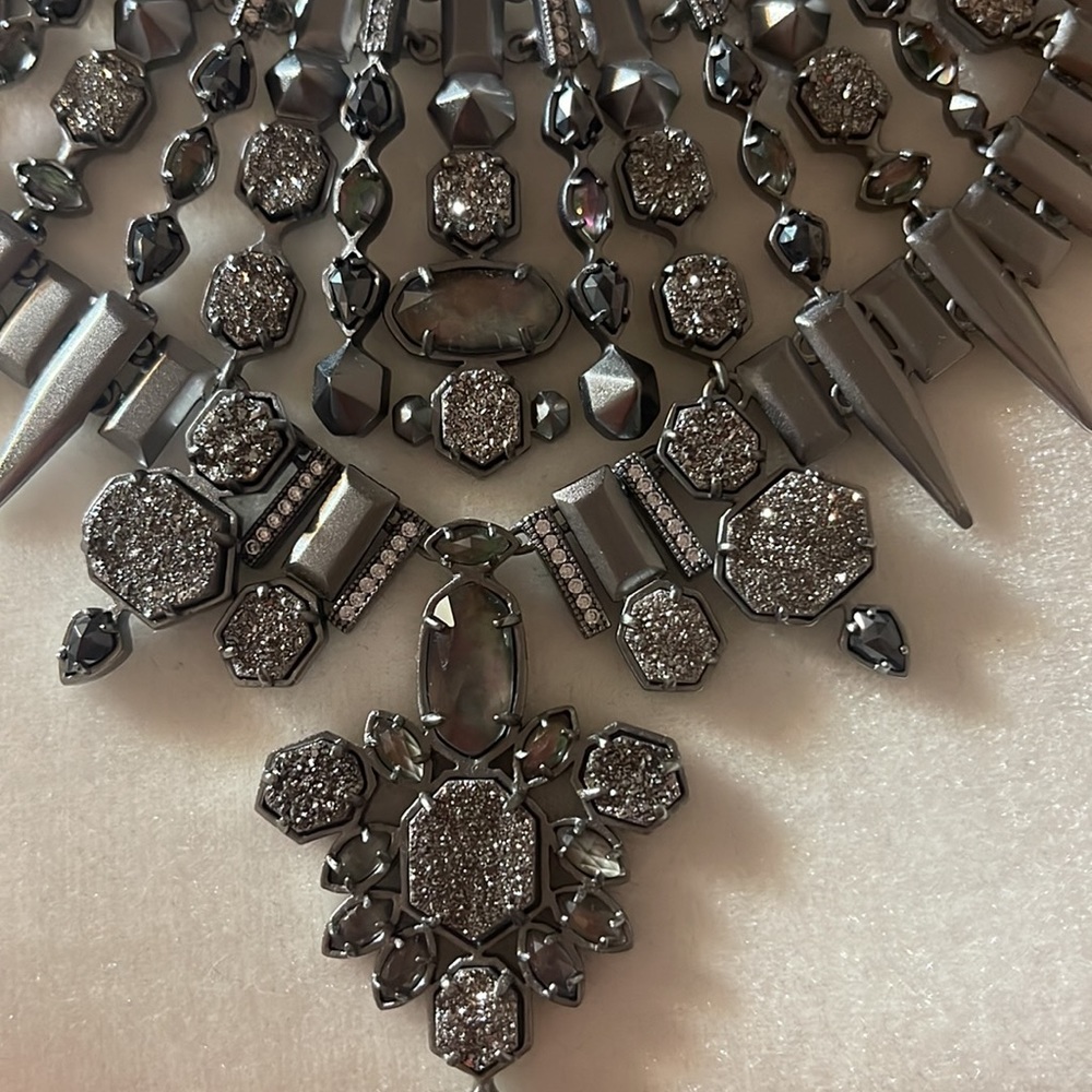 Kendra Scott Seraphina statement necklace - Picture 2 of 3